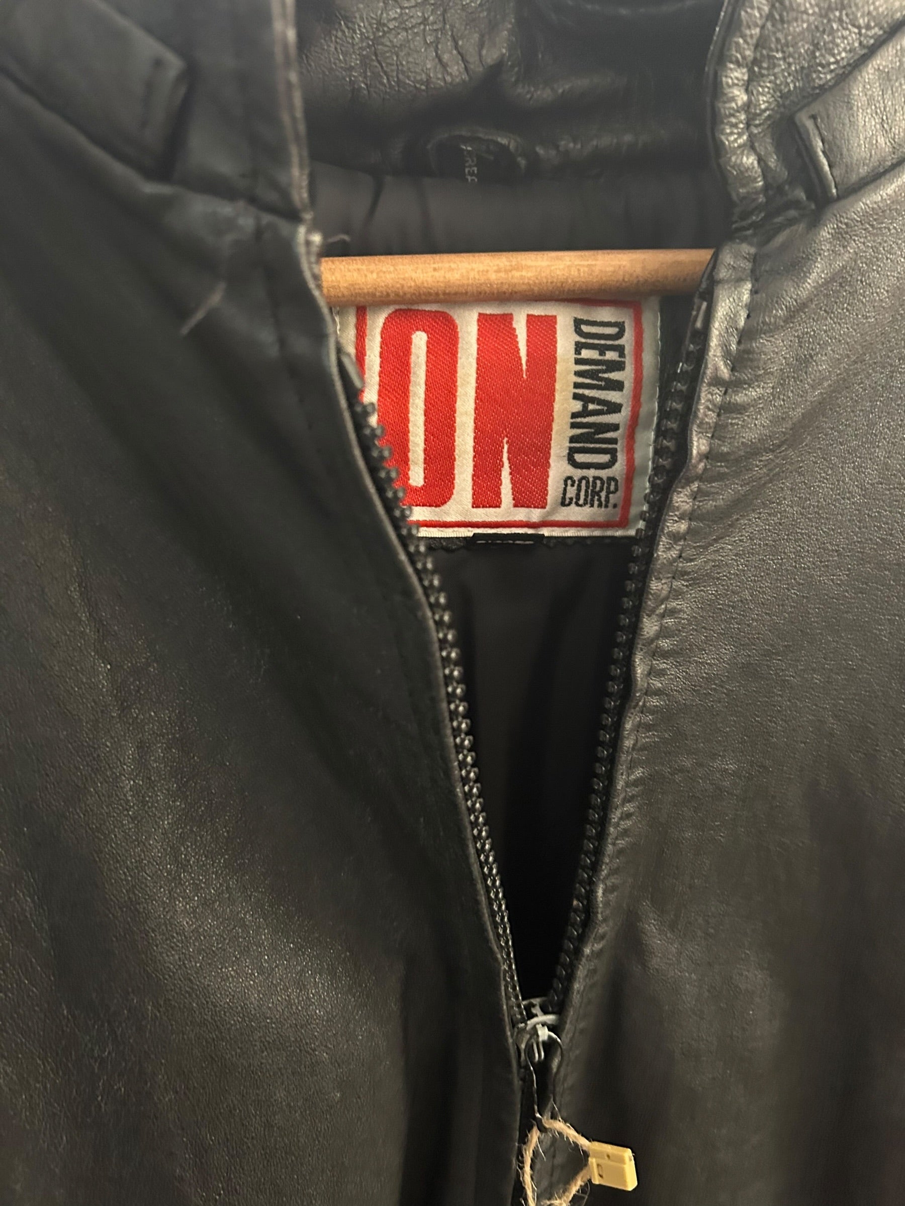 Vintage Chicago Basketball Leather Jacket – Black & Red – Size Large (23.5” P2P)