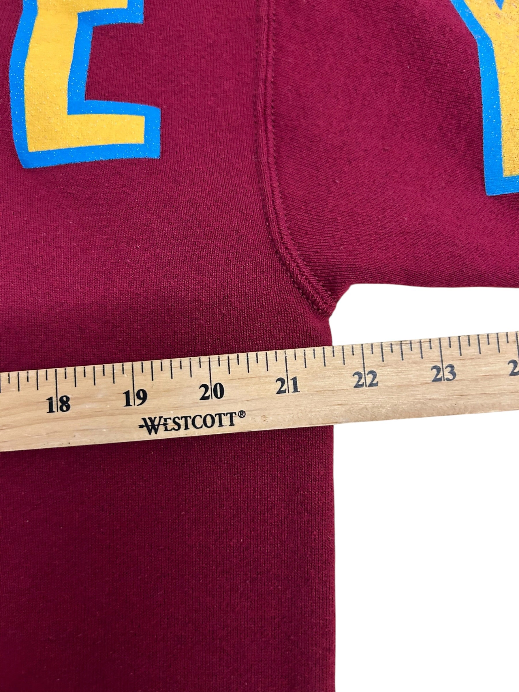Mickey & Co Mickey Mouse Spellout Sweatshirt – Burgundy Disney Crewneck – 90s (Large)